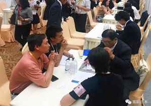 日本の大学のブースで留学情報について尋ねる来場者