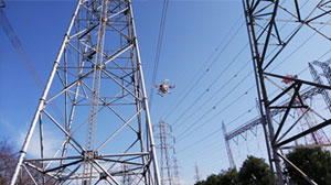 写真1：電界結合方式受電部搭載ドローン飛行の様子