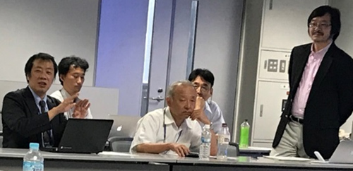 写真：前列右から世話人の佐藤先生、小川先生、質問に答える内藤先生