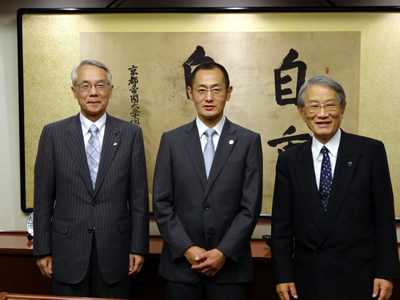 10月8日 受賞発表後、京都大学にて山中博士(中央)とJST中村理事長(左)、京大松本総長(右)